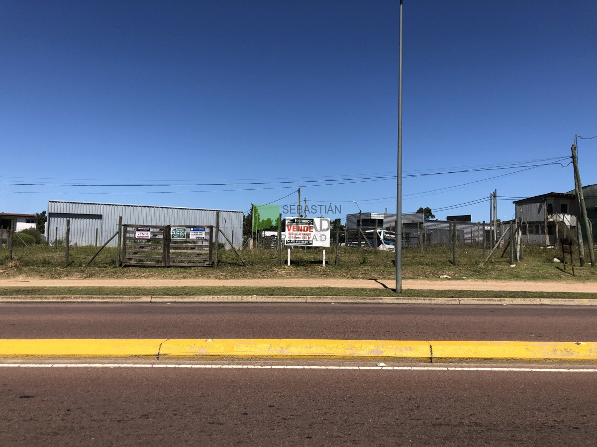 Terreno ID.203 - Buen Lote de 900 metros en 3 padrones con galpón sobre Perimetral