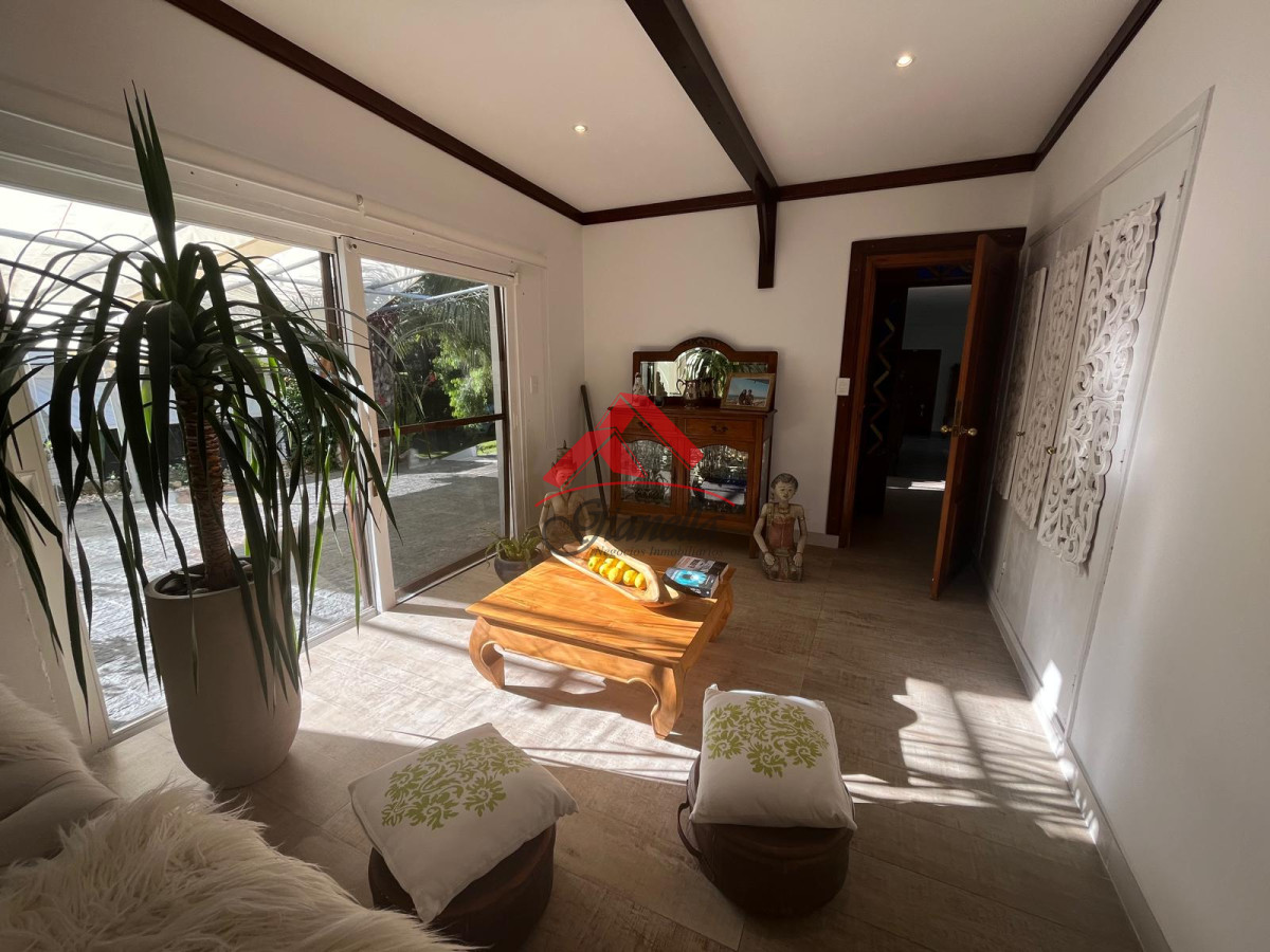 Casa ID.2061 - Hermosa casa en Pinares, con dependencia de servicio