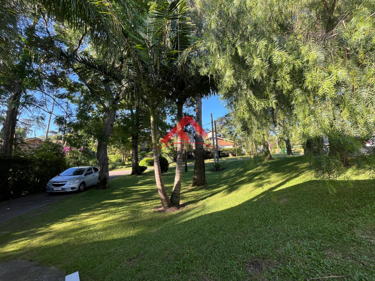 Casa ID.2061 - Hermosa casa en Pinares, con dependencia de servicio