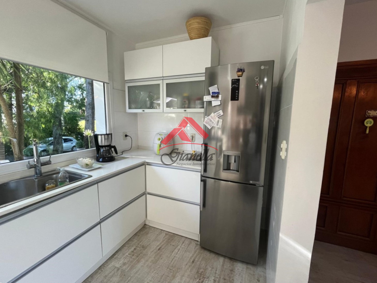 Casa ID.2061 - Hermosa casa en Pinares, con dependencia de servicio