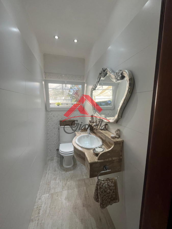 Casa ID.2061 - Hermosa casa en Pinares, con dependencia de servicio