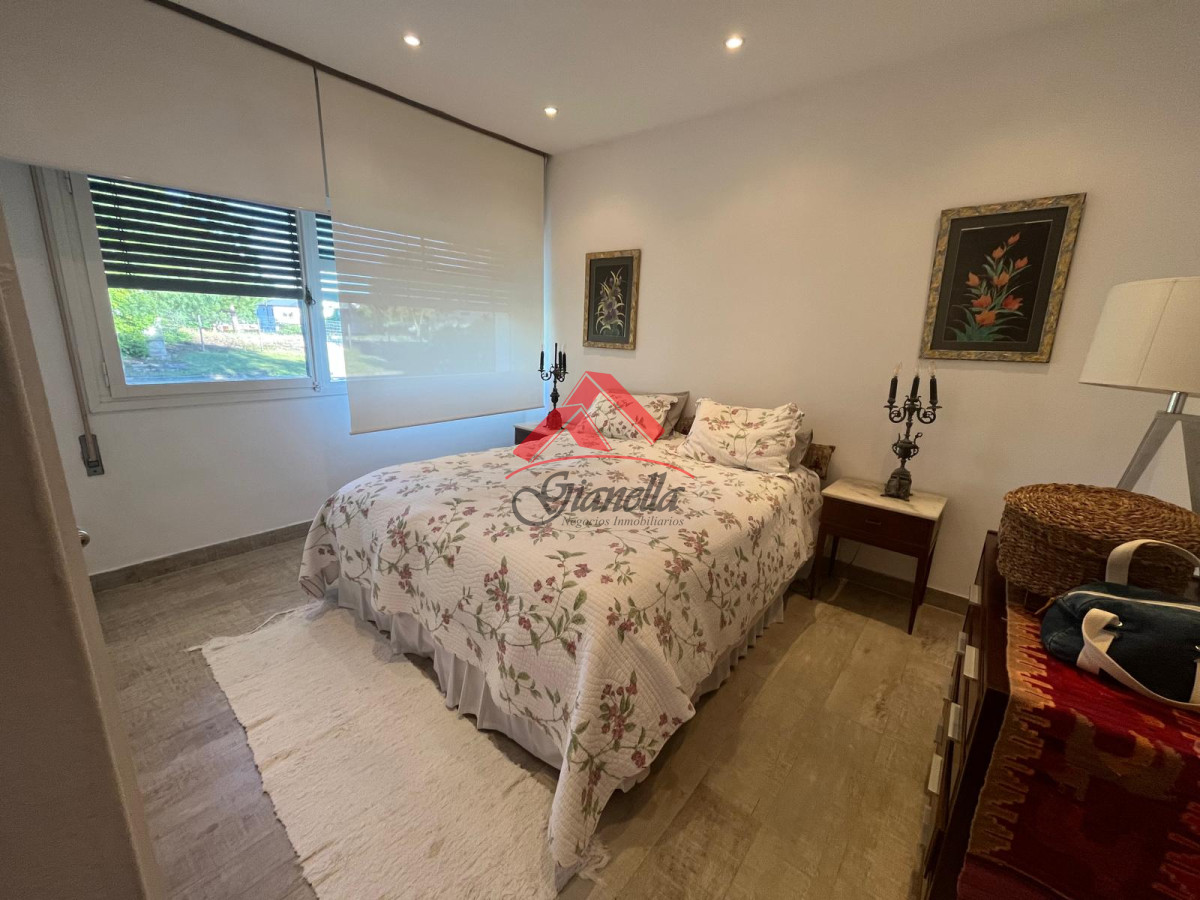 Casa ID.2061 - Hermosa casa en Pinares, con dependencia de servicio