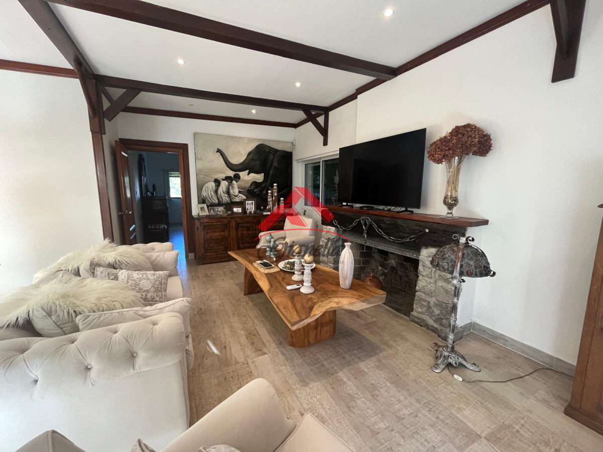 Casa ID.2061 - Hermosa casa en Pinares, con dependencia de servicio