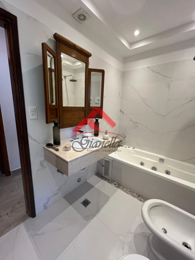 Casa ID.2061 - Hermosa casa en Pinares, con dependencia de servicio