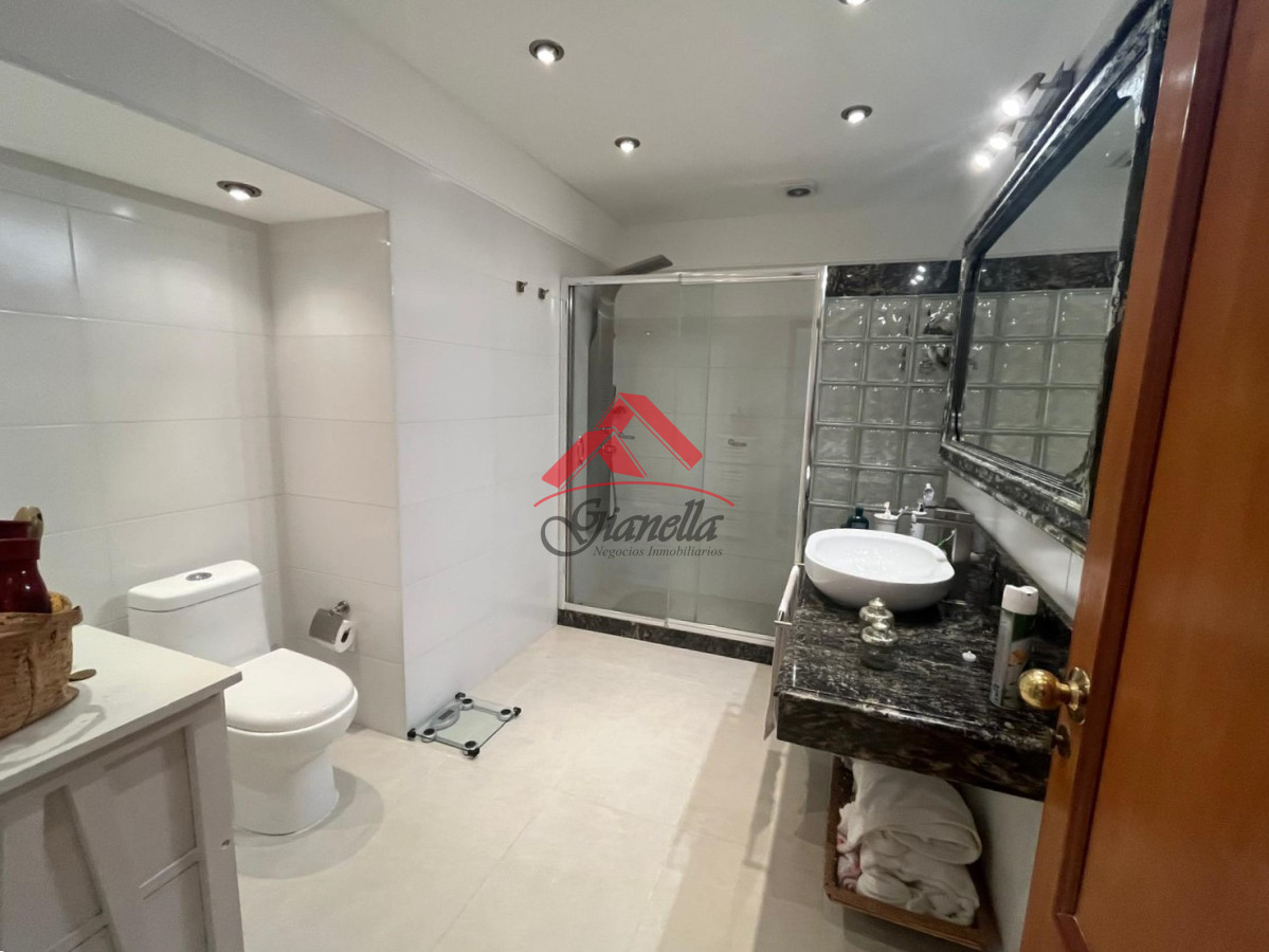 Casa ID.2061 - Hermosa casa en Pinares, con dependencia de servicio