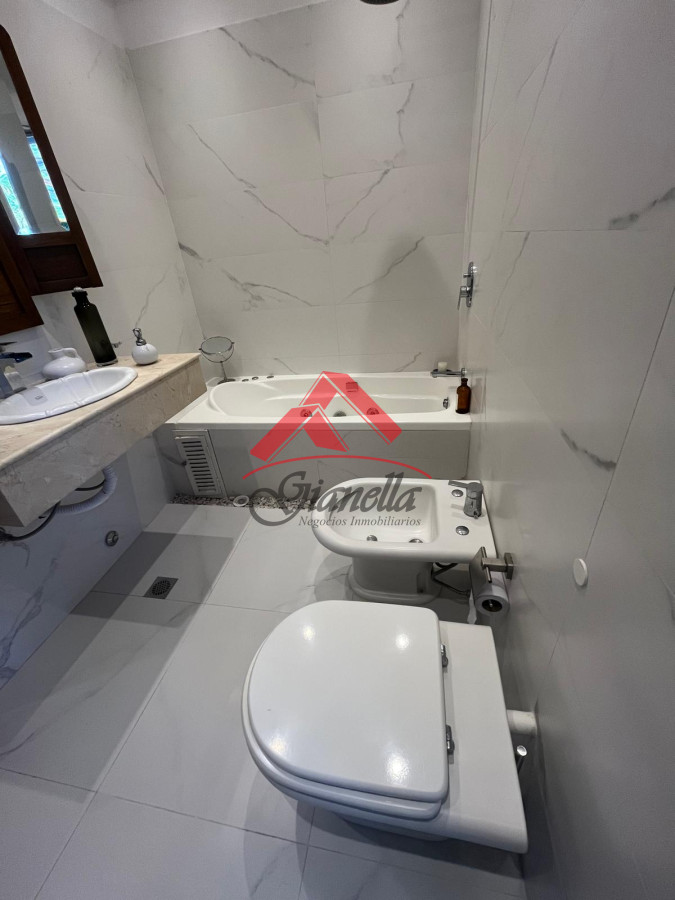 Casa ID.2061 - Hermosa casa en Pinares, con dependencia de servicio