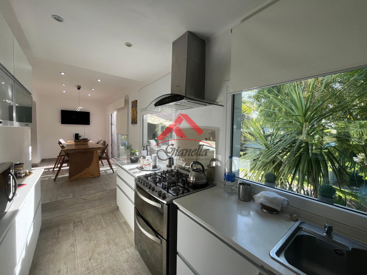 Casa ID.2061 - Hermosa casa en Pinares, con dependencia de servicio