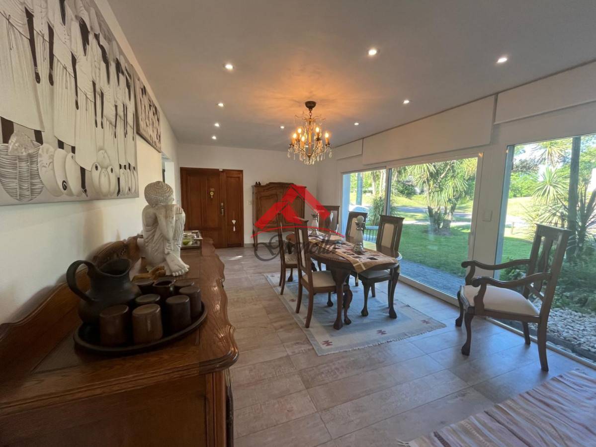 Casa ID.2061 - Hermosa casa en Pinares, con dependencia de servicio