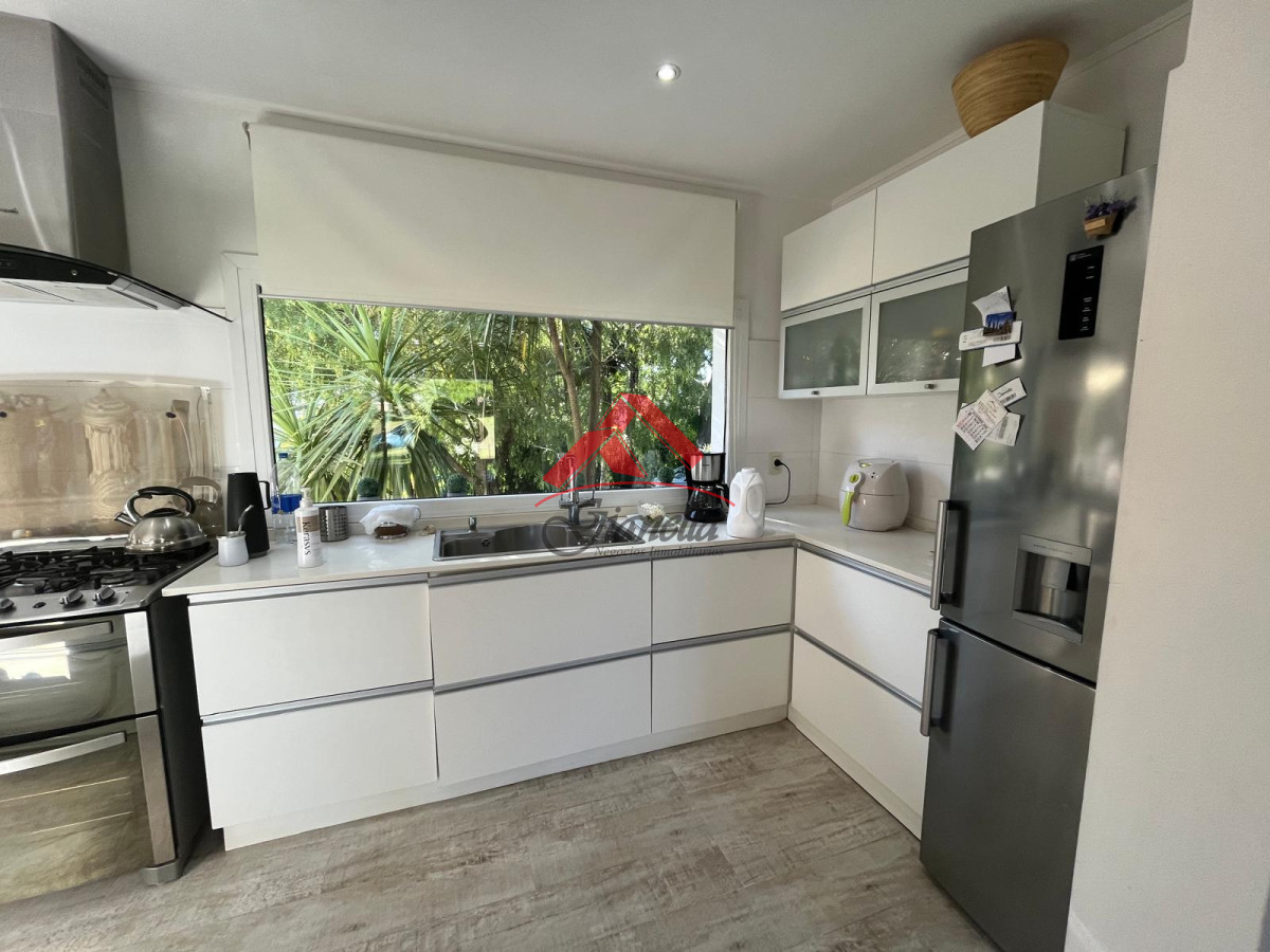 Casa ID.2061 - Hermosa casa en Pinares, con dependencia de servicio