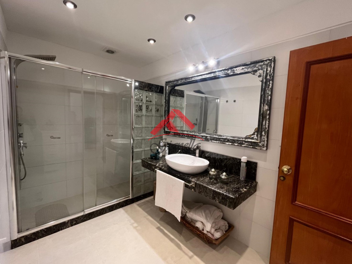 Casa ID.2061 - Hermosa casa en Pinares, con dependencia de servicio