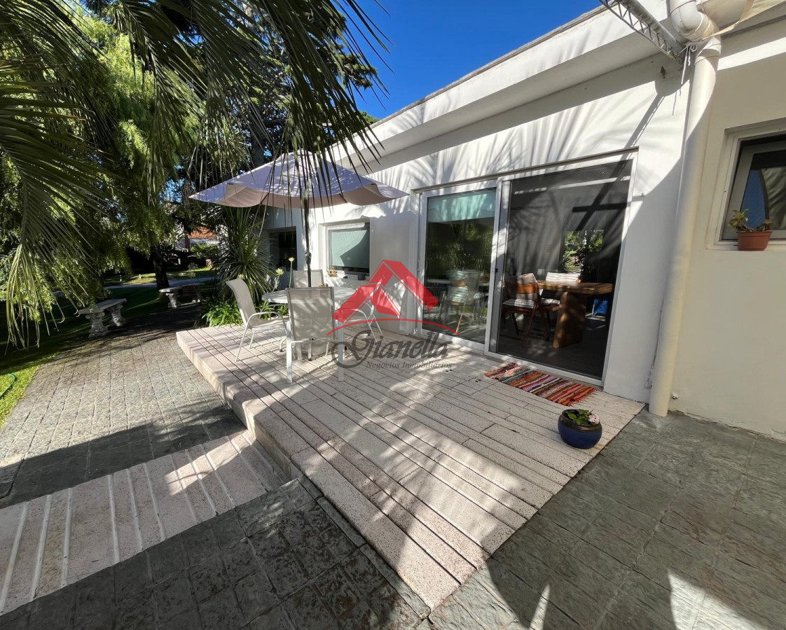 Casa ID.2061 - Hermosa casa en Pinares, con dependencia de servicio