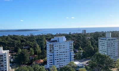 Apartamento en Roosevelt, piso alto de 3 dormitorios más dependencia