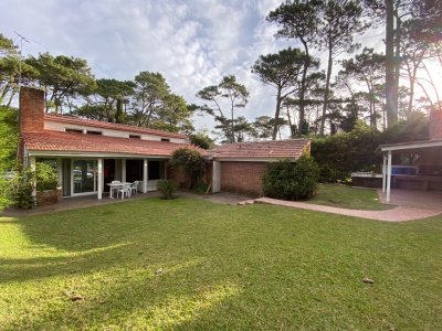 VENDE CHALET TRES DORMITORIOS , DOS BAÑOS Y DORMITORIO Y BAÑO DE SERVICIO 