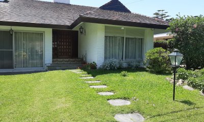 CHALET TRES DORMITORIOS , DOS BAÑOS , DORMITORIO Y BAÑO DE SERVICIO