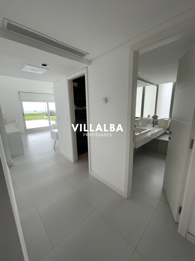 Apartamento ID.2389 - APARTAMENTO EN PRIMERA FILA PLAYA MANSA -PUNTA DEL ESTE 