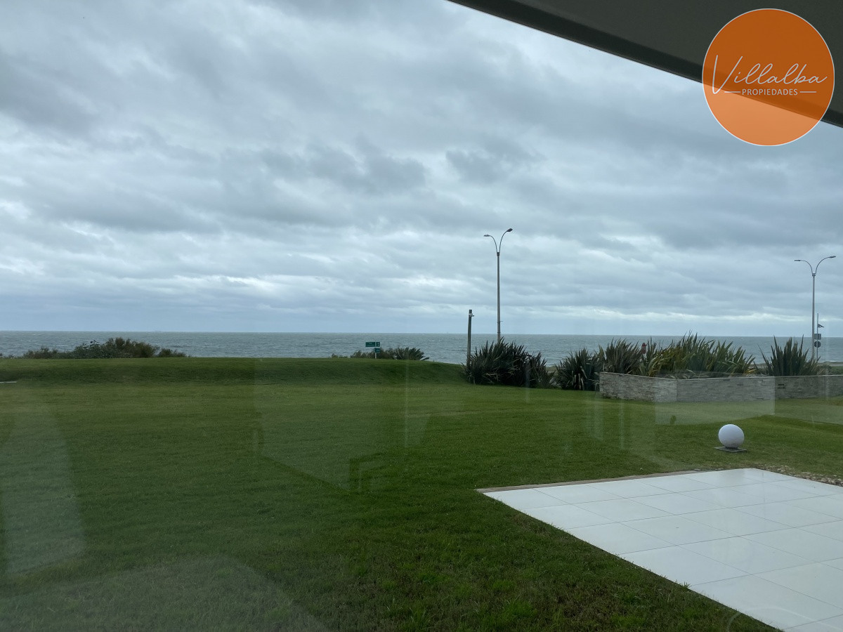 Apartamento ID.2389 - APARTAMENTO EN PRIMERA FILA PLAYA MANSA -PUNTA DEL ESTE 