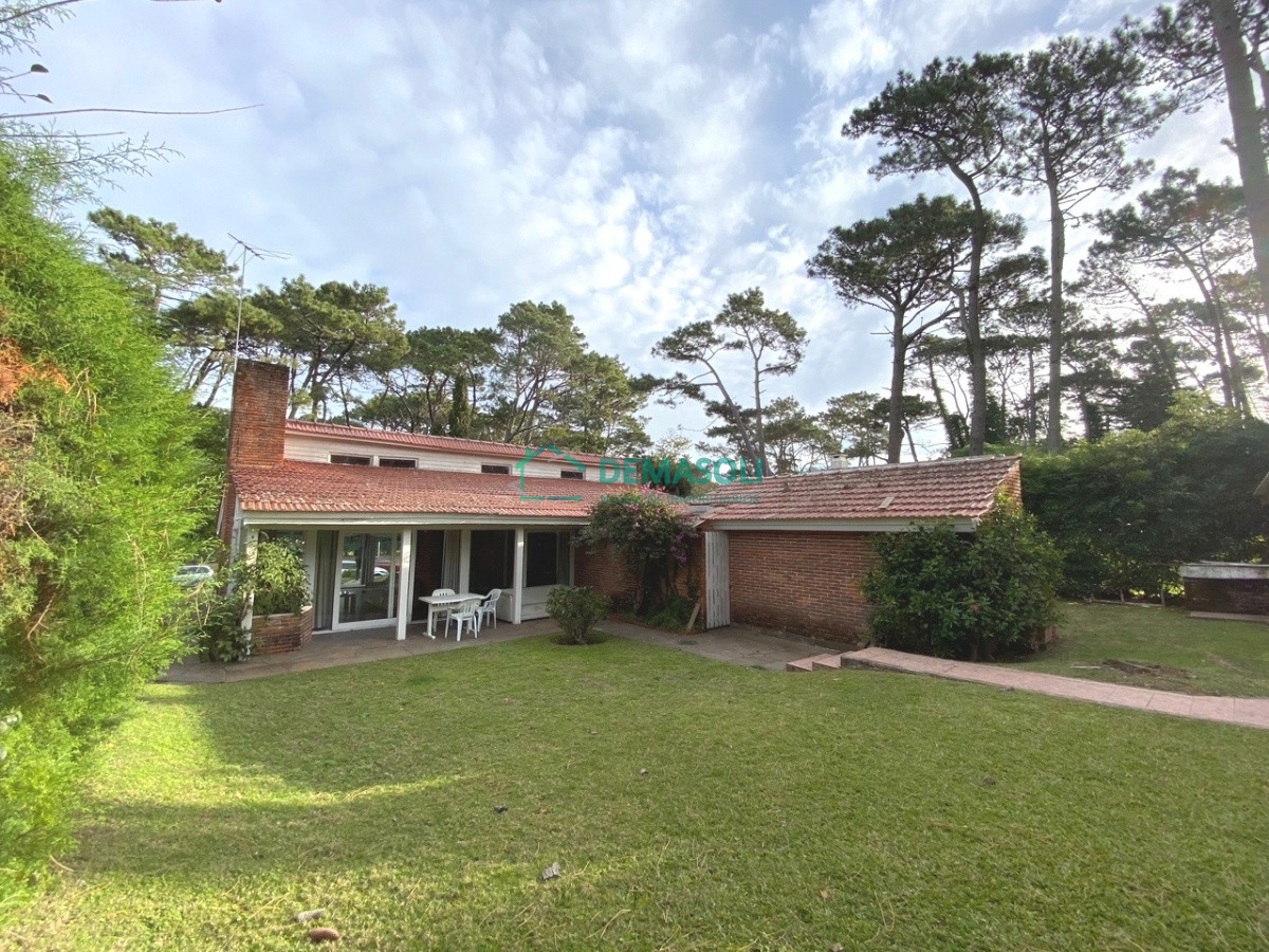 Casa ID.322 - VENDE CHALET TRES DORMITORIOS , DOS BAÑOS Y DORMITORIO Y BAÑO DE SERVICIO 