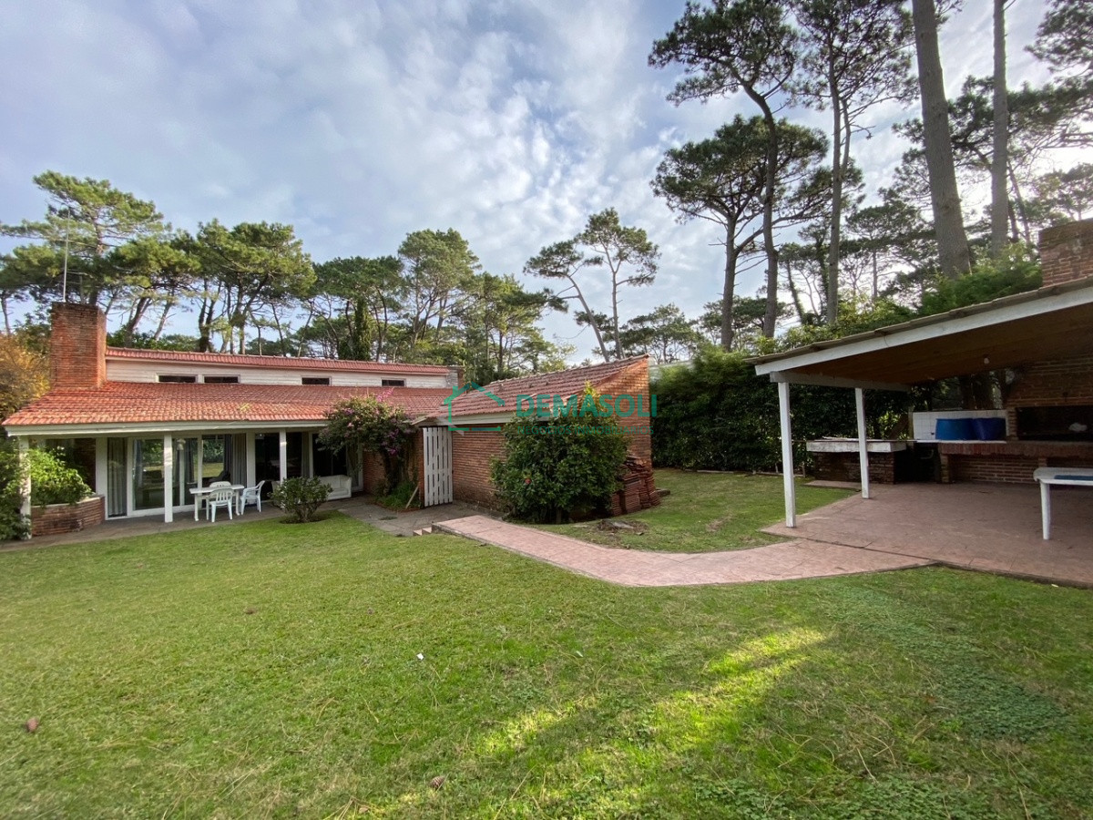 Casa ID.322 - VENDE CHALET TRES DORMITORIOS , DOS BAÑOS Y DORMITORIO Y BAÑO DE SERVICIO 