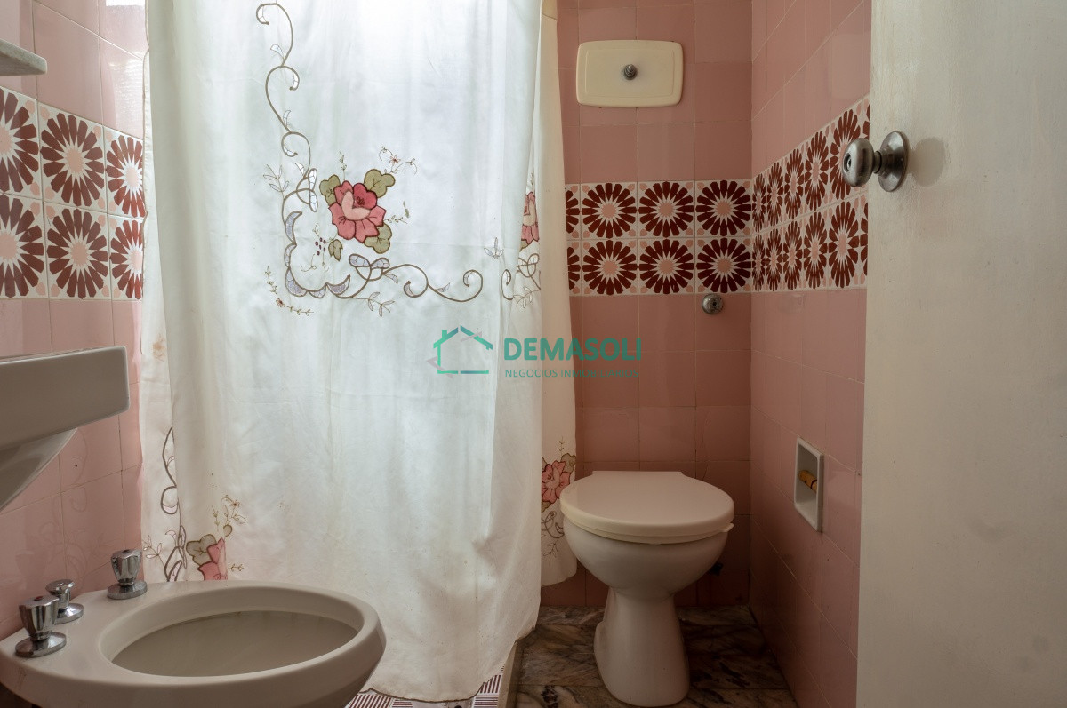Casa ID.322 - VENDE CHALET TRES DORMITORIOS , DOS BAÑOS Y DORMITORIO Y BAÑO DE SERVICIO 