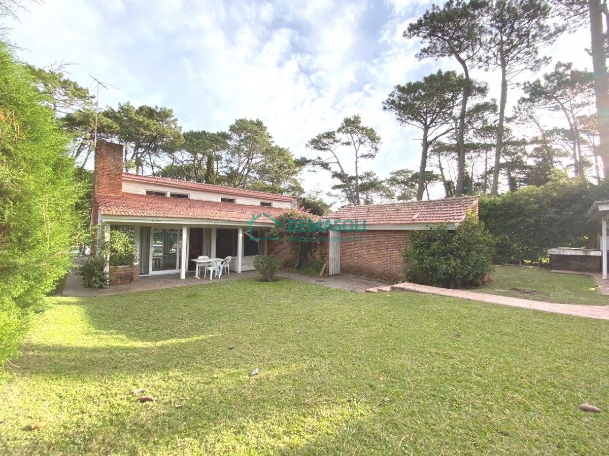 Casa ID.322 - VENDE CHALET TRES DORMITORIOS , DOS BAÑOS Y DORMITORIO Y BAÑO DE SERVICIO 
