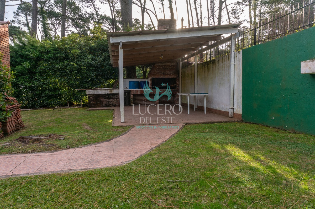 Casa ID.25 - VENDO CHALET TRES DORMITORIOS , DOS BAÑOS Y DORMITORIO Y BAÑO DE SERVICIO 