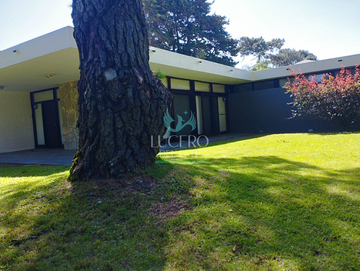 Casa ID.933 - MANSA CHALET EN PARADA  ALQUILA