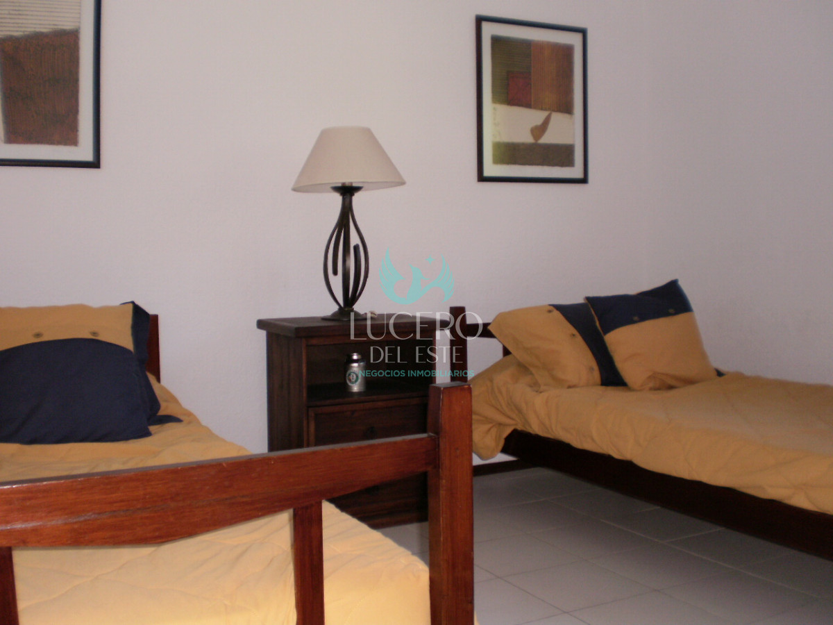 Casa ID.933 - MANSA CHALET EN PARADA  ALQUILA