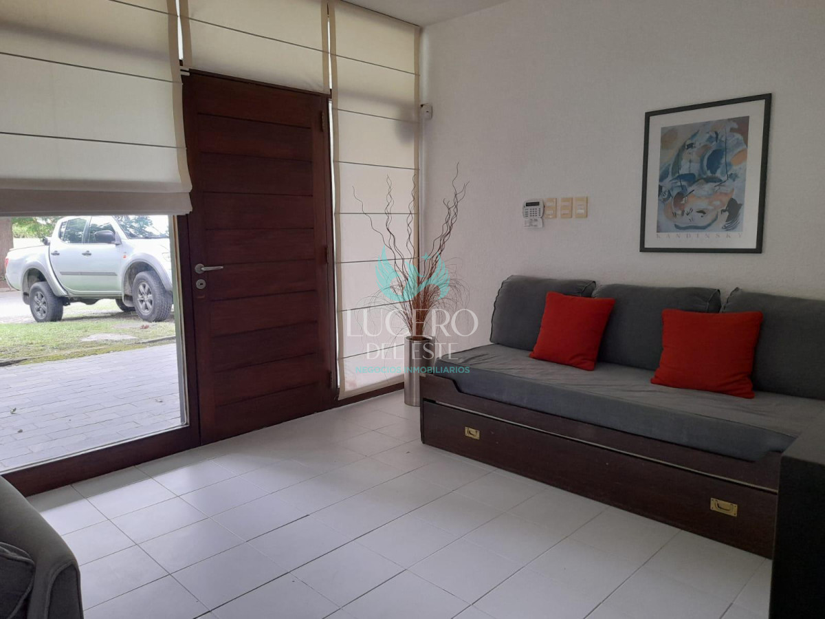 Casa ID.933 - MANSA CHALET EN PARADA  ALQUILA