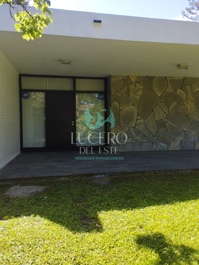 Casa ID.933 - MANSA CHALET EN PARADA  ALQUILA