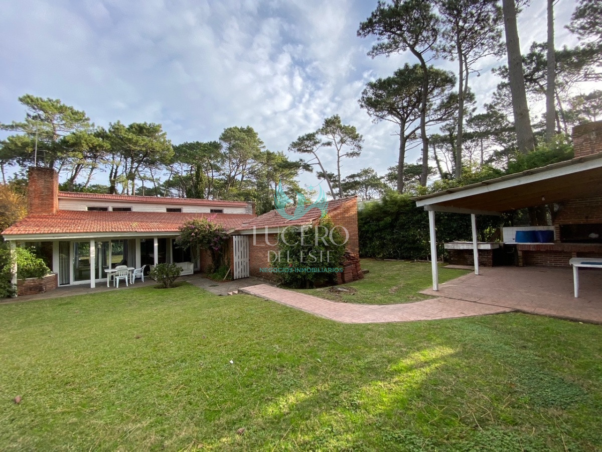 Casa ID.25 - VENDO CHALET TRES DORMITORIOS , DOS BAÑOS Y DORMITORIO Y BAÑO DE SERVICIO 