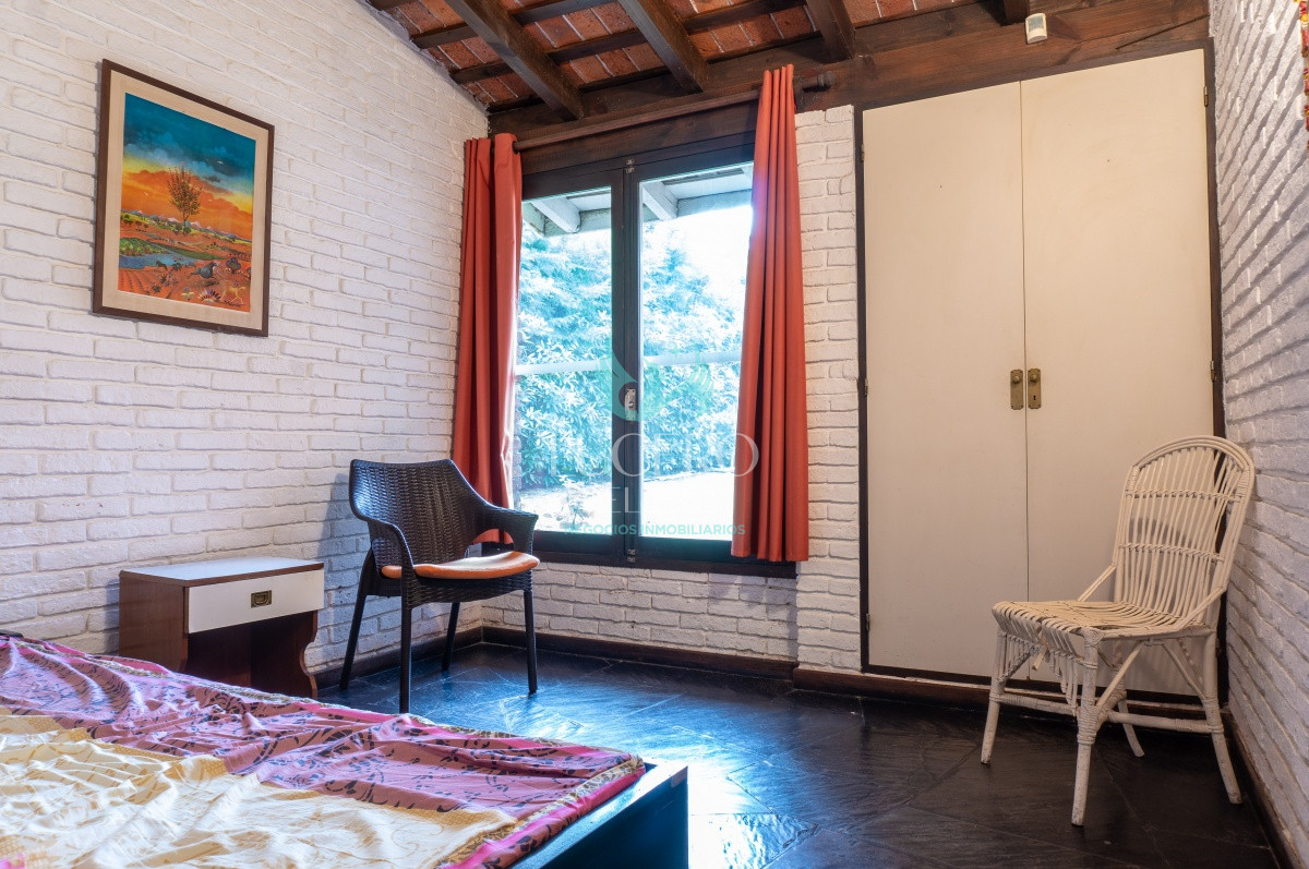 Casa ID.25 - VENDO CHALET TRES DORMITORIOS , DOS BAÑOS Y DORMITORIO Y BAÑO DE SERVICIO 