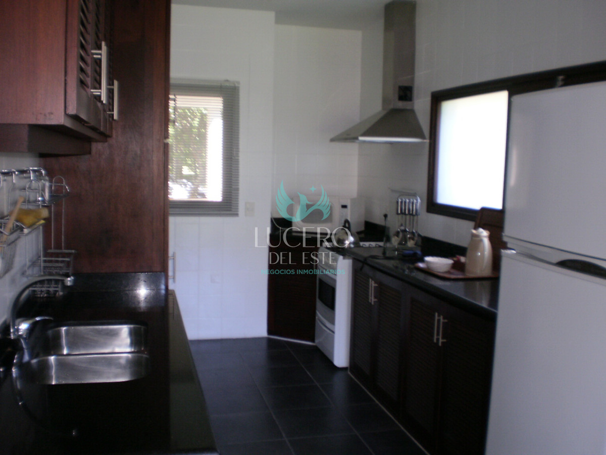 Casa ID.933 - MANSA CHALET EN PARADA  ALQUILA