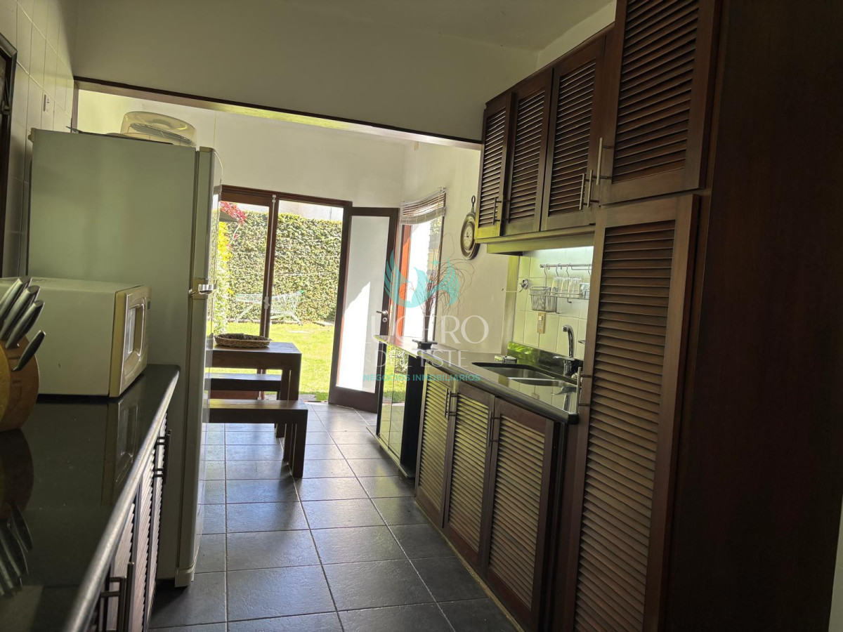 Casa ID.933 - MANSA CHALET EN PARADA  ALQUILA