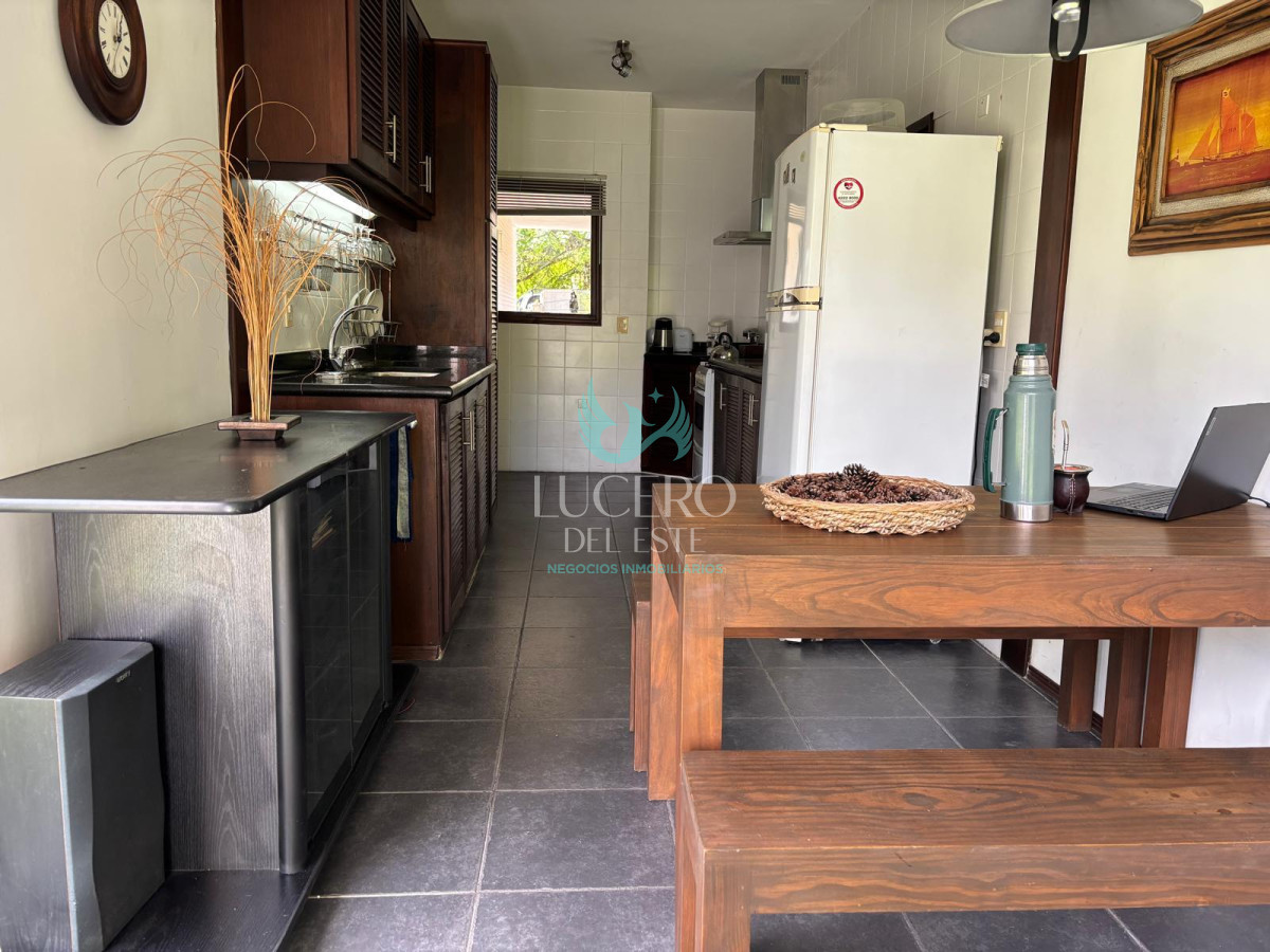 Casa ID.933 - MANSA CHALET EN PARADA  ALQUILA