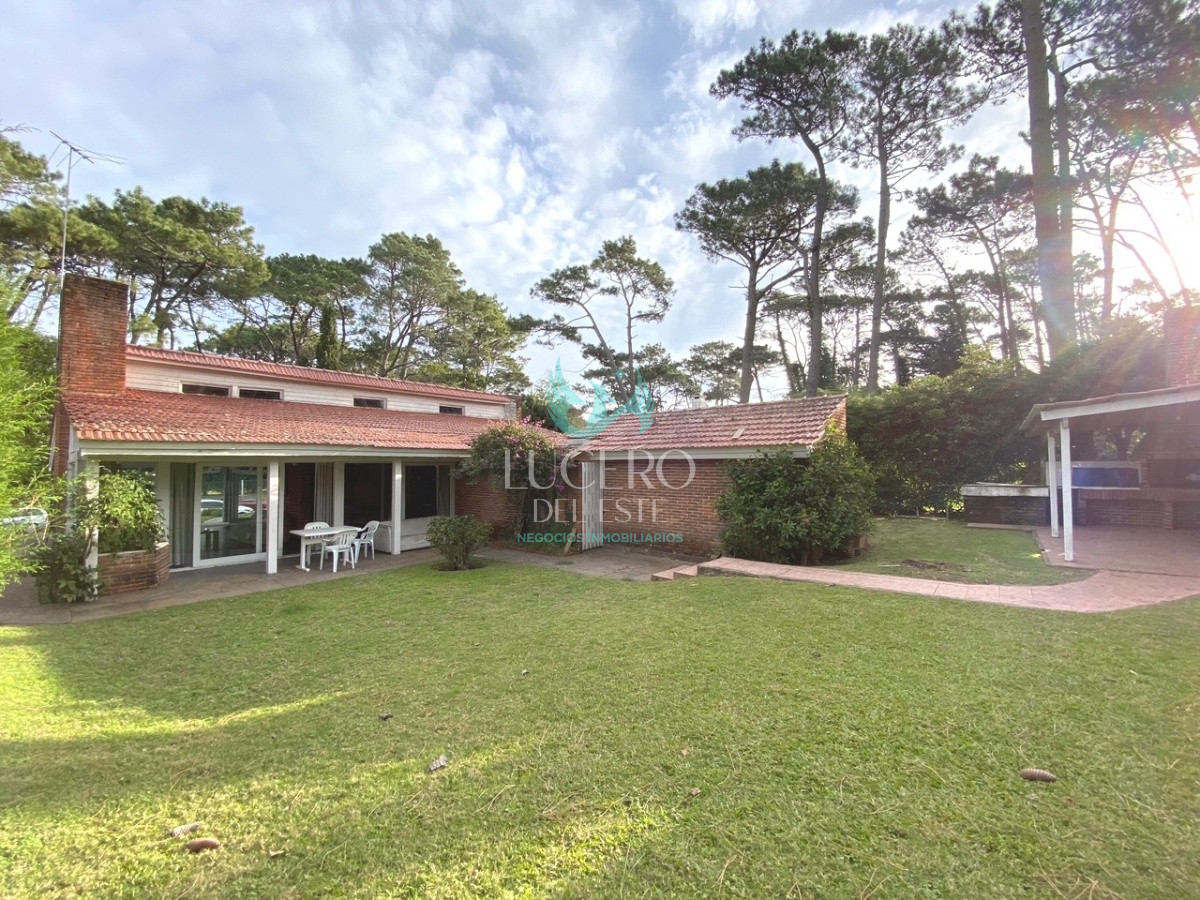 Casa ID.25 - VENDO CHALET TRES DORMITORIOS , DOS BAÑOS Y DORMITORIO Y BAÑO DE SERVICIO 