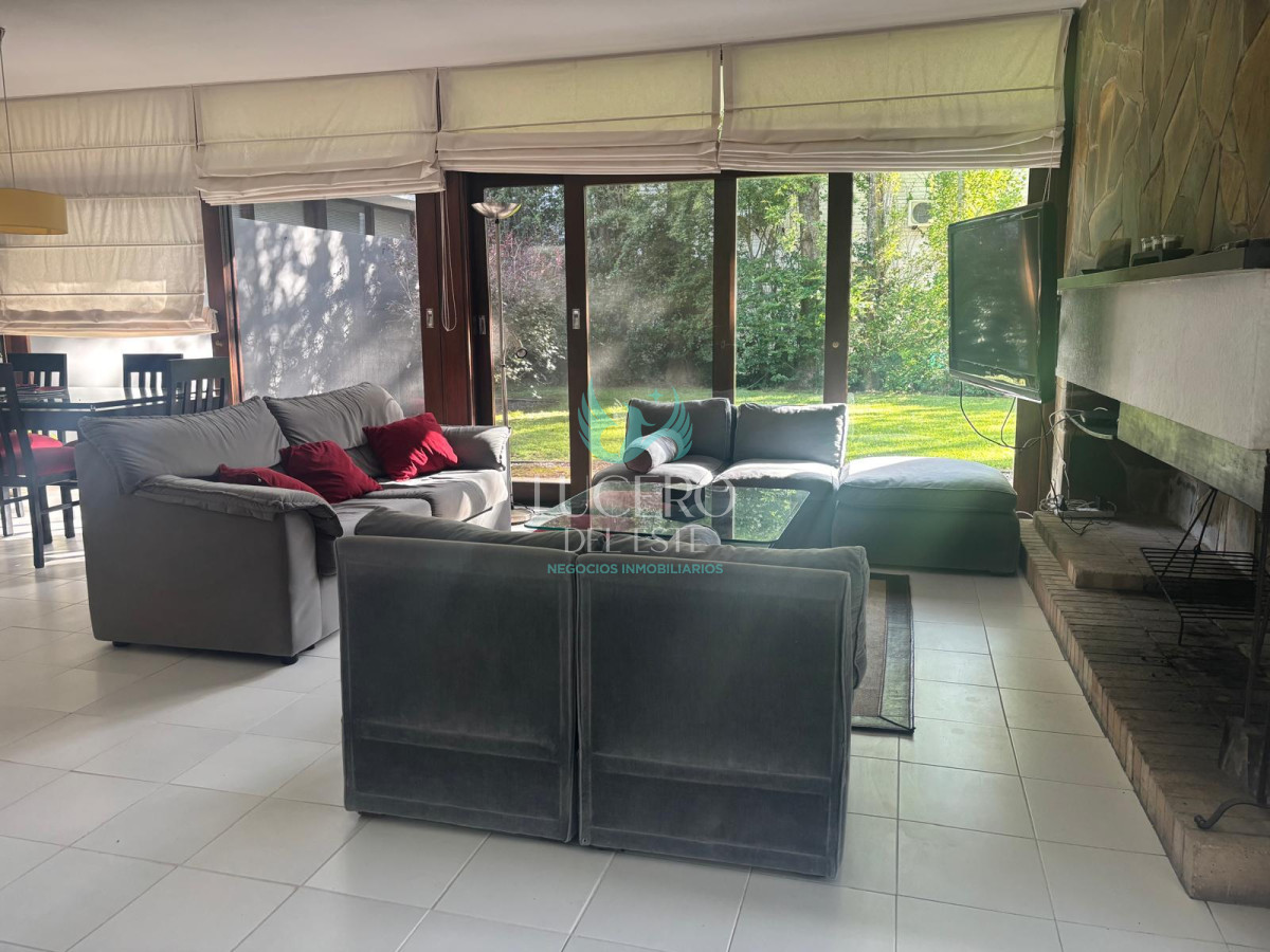 Casa ID.933 - MANSA CHALET EN PARADA  ALQUILA