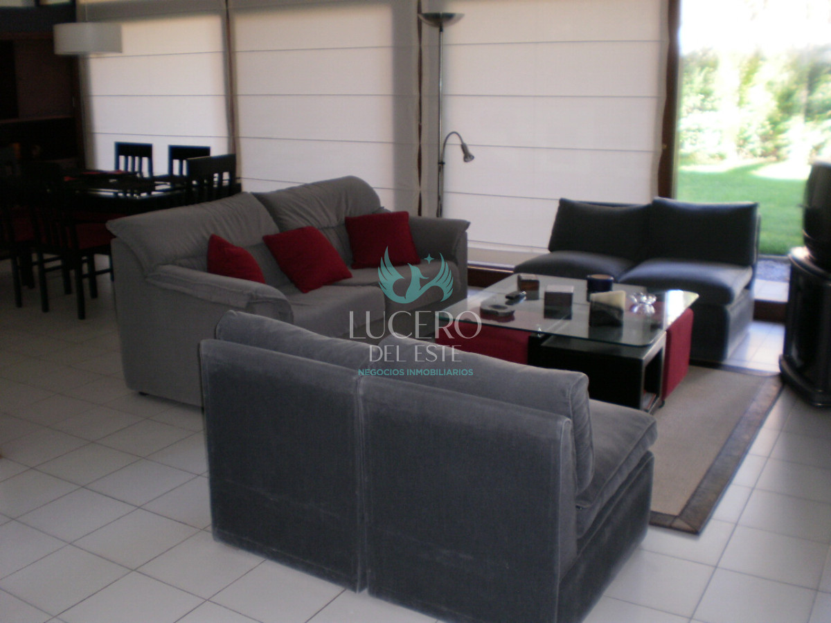 Casa ID.933 - MANSA CHALET EN PARADA  ALQUILA