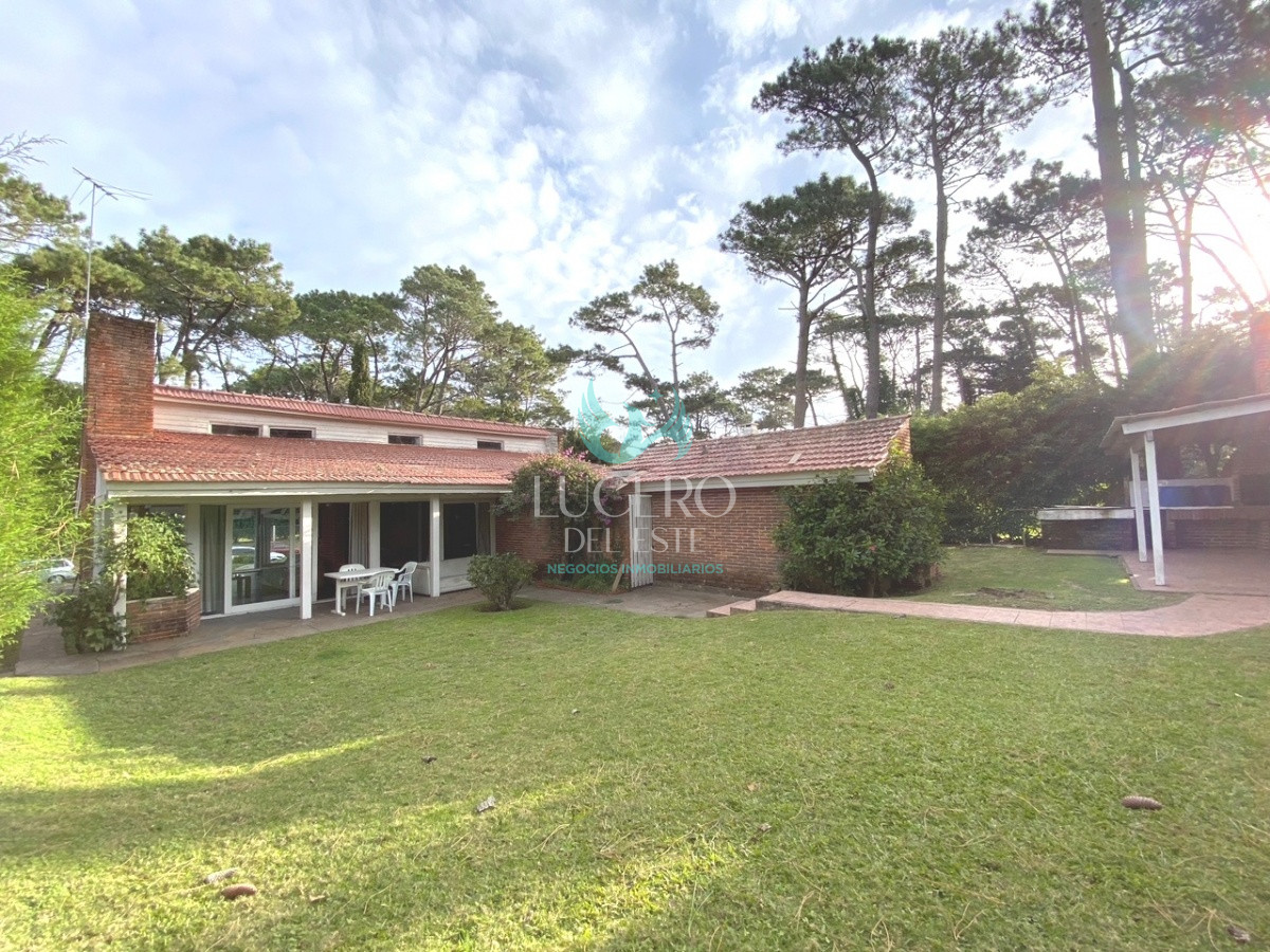 Casa ID.25 - VENDO CHALET TRES DORMITORIOS , DOS BAÑOS Y DORMITORIO Y BAÑO DE SERVICIO 