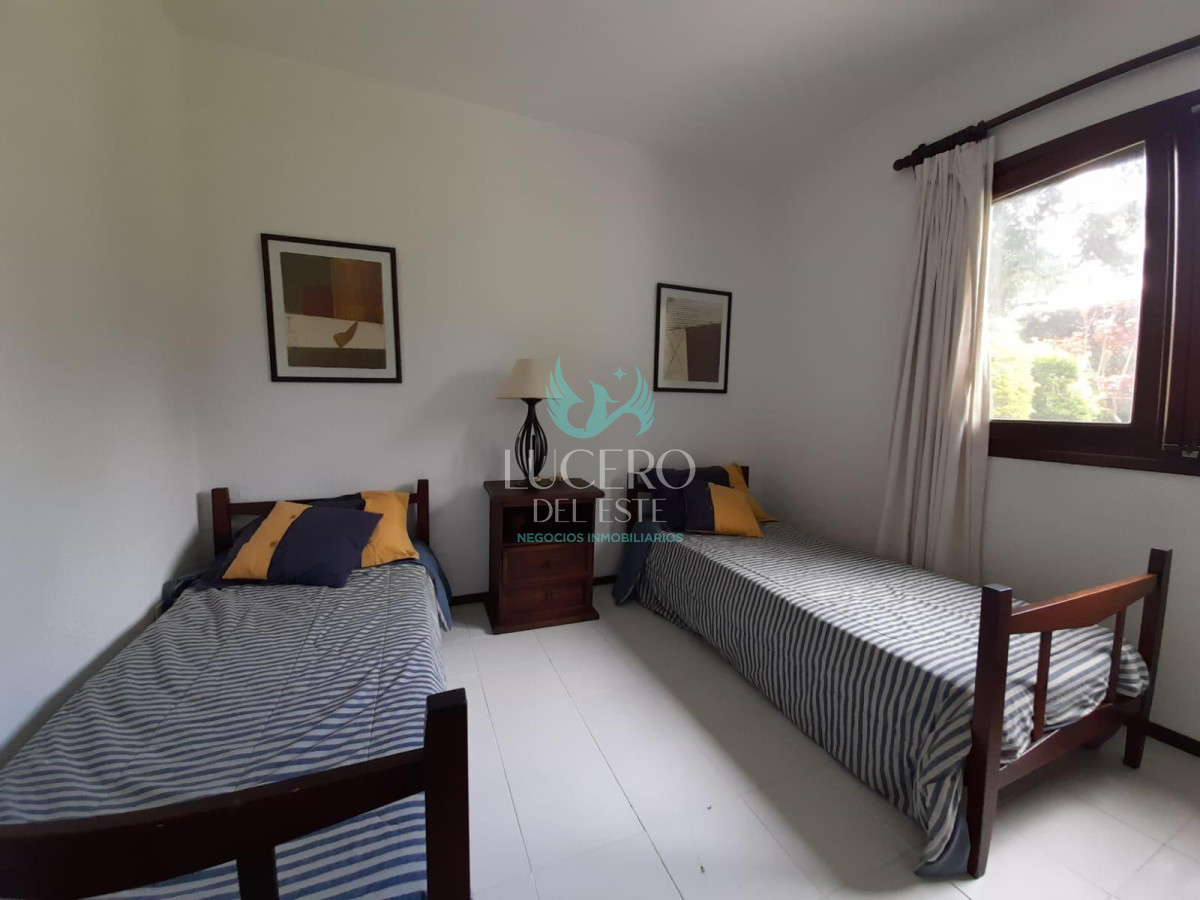 Casa ID.933 - MANSA CHALET EN PARADA  ALQUILA