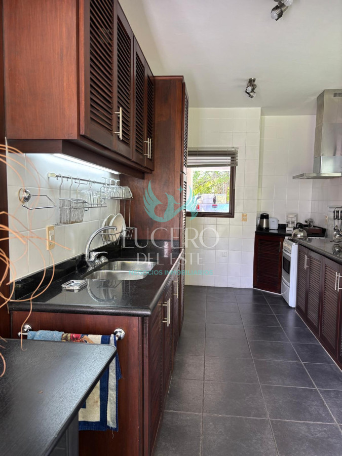 Casa ID.933 - MANSA CHALET EN PARADA  ALQUILA