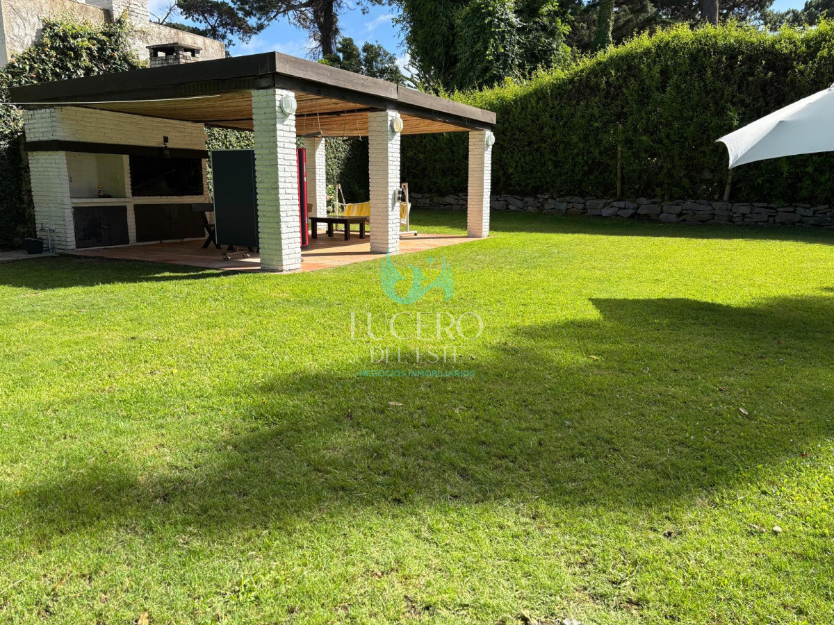 Casa ID.933 - MANSA CHALET EN PARADA  ALQUILA