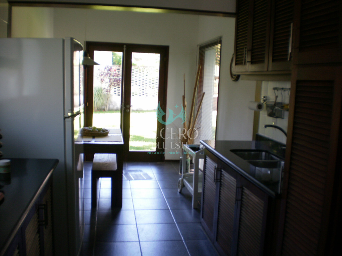 Casa ID.933 - MANSA CHALET EN PARADA  ALQUILA