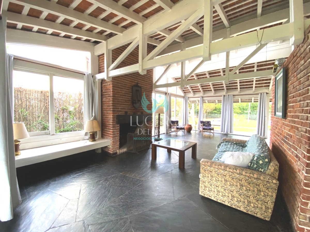 Casa ID.25 - VENDO CHALET TRES DORMITORIOS , DOS BAÑOS Y DORMITORIO Y BAÑO DE SERVICIO 