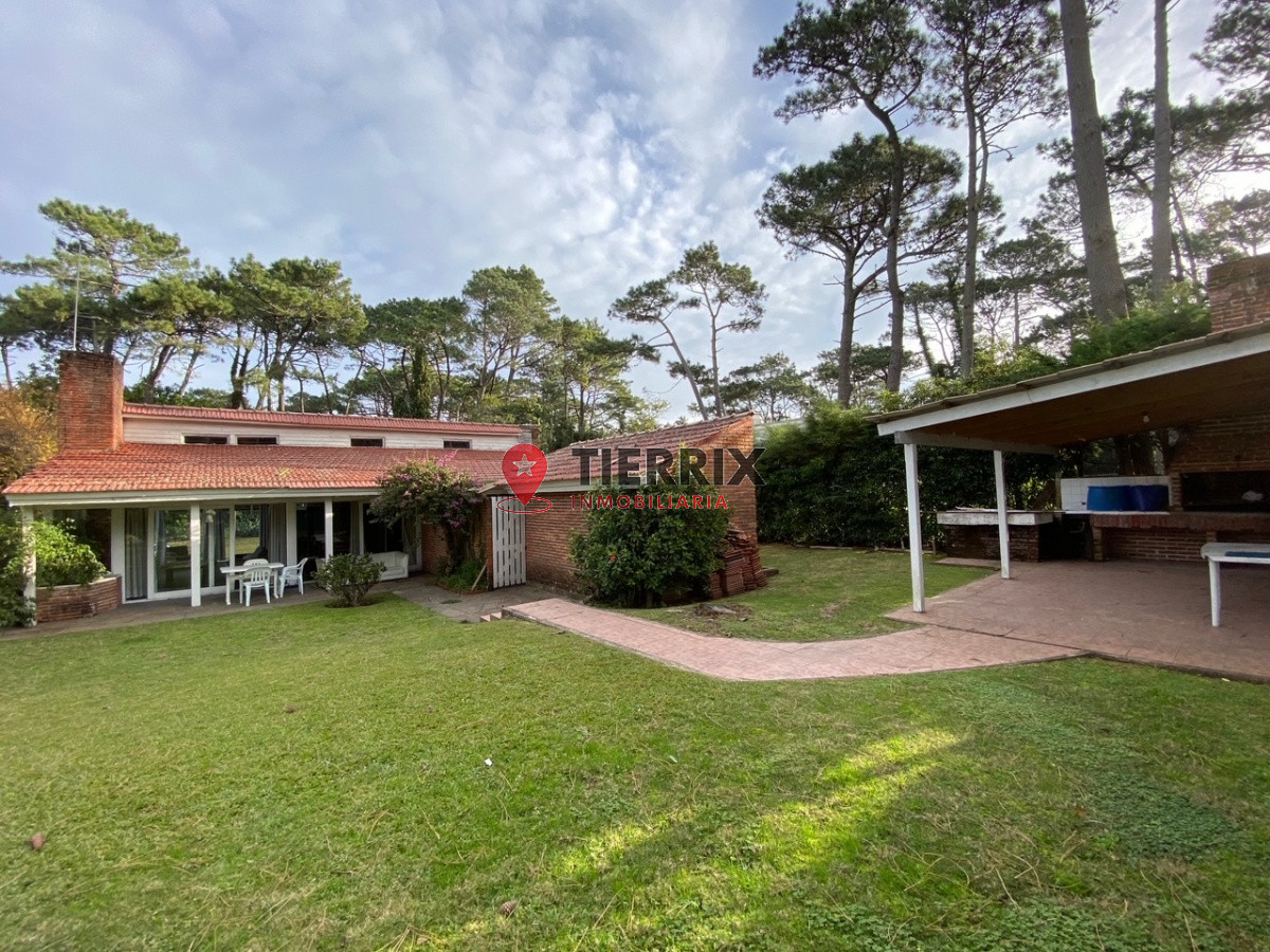Casa ID.111 - VENDE CHALET TRES DORMITORIOS , DOS BAÑOS Y DORMITORIO Y BAÑO DE SERVICIO 