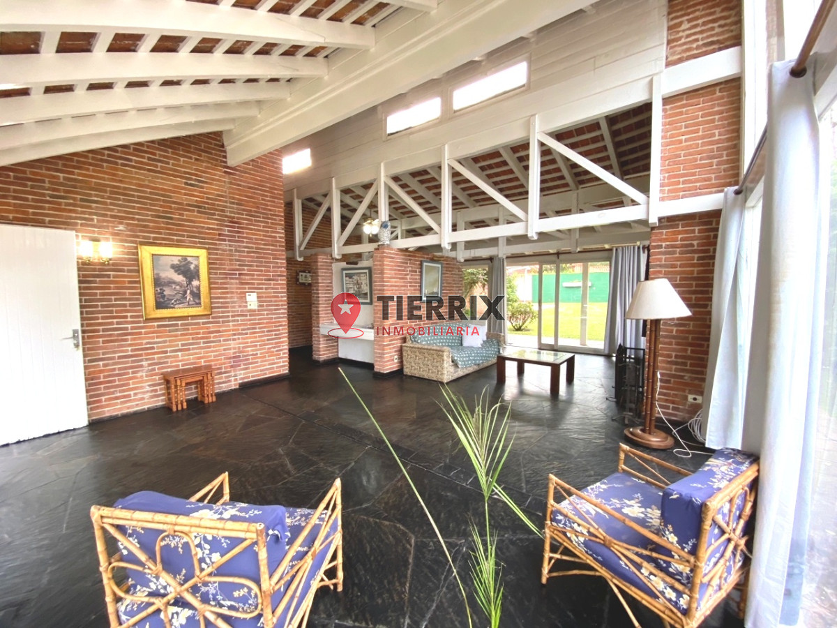 Casa ID.111 - VENDE CHALET TRES DORMITORIOS , DOS BAÑOS Y DORMITORIO Y BAÑO DE SERVICIO 