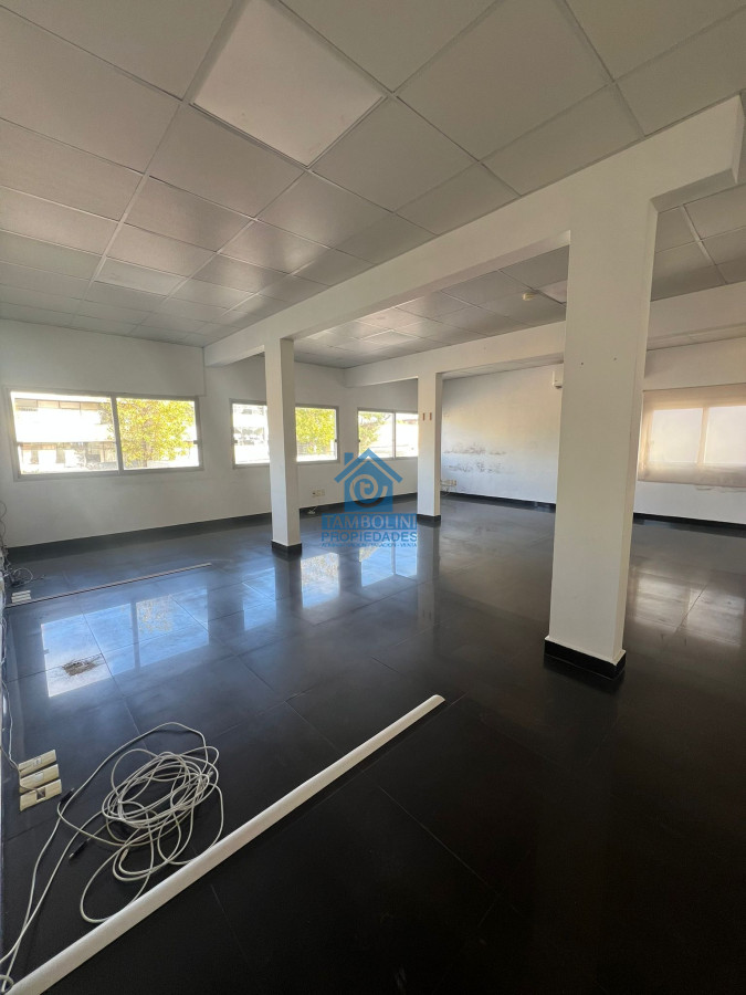 Local Comercial ID.789 - Gran Local en Alquiler Anual en Maldonado