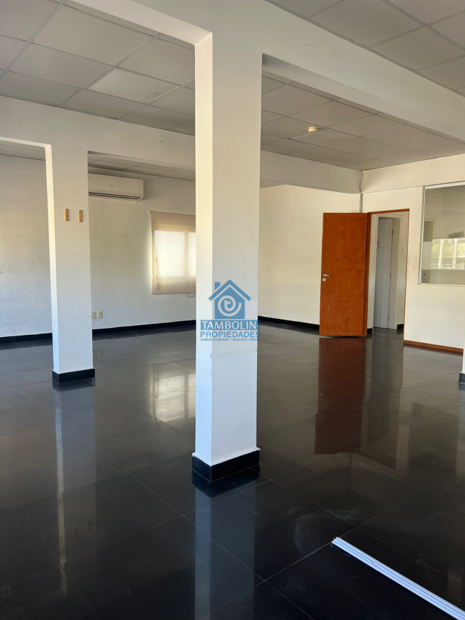 Local Comercial ID.789 - Gran Local en Alquiler Anual en Maldonado
