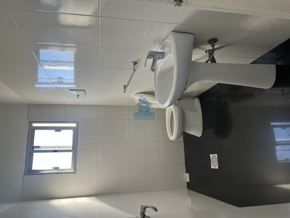 Local Comercial ID.789 - Gran Local en Alquiler Anual en Maldonado