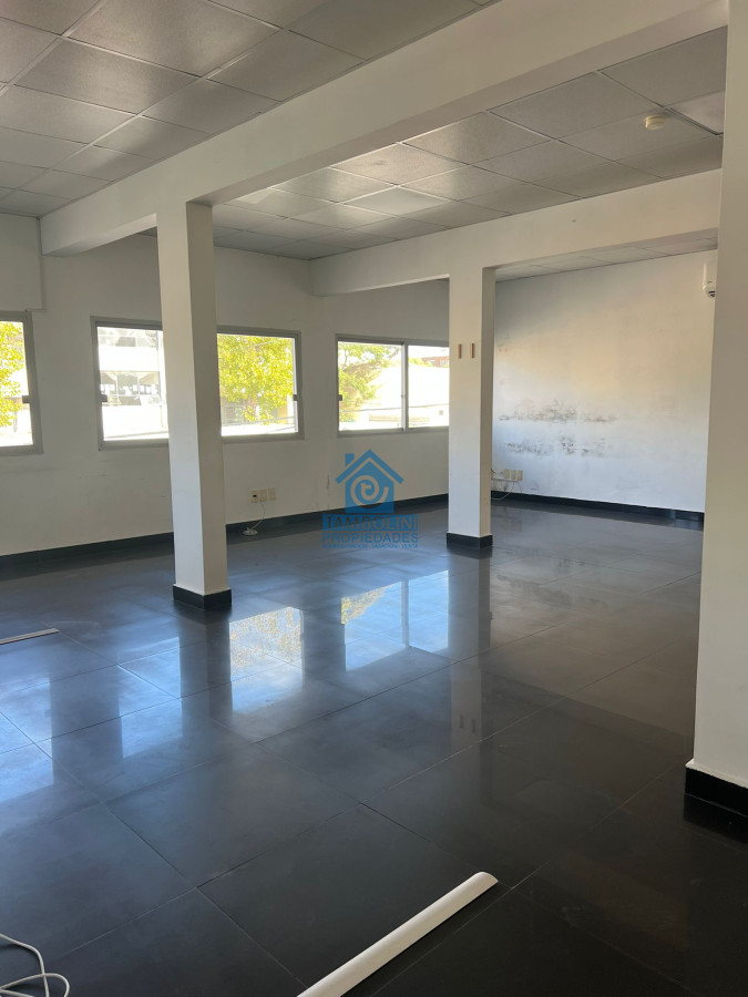 Local Comercial ID.789 - Gran Local en Alquiler Anual en Maldonado