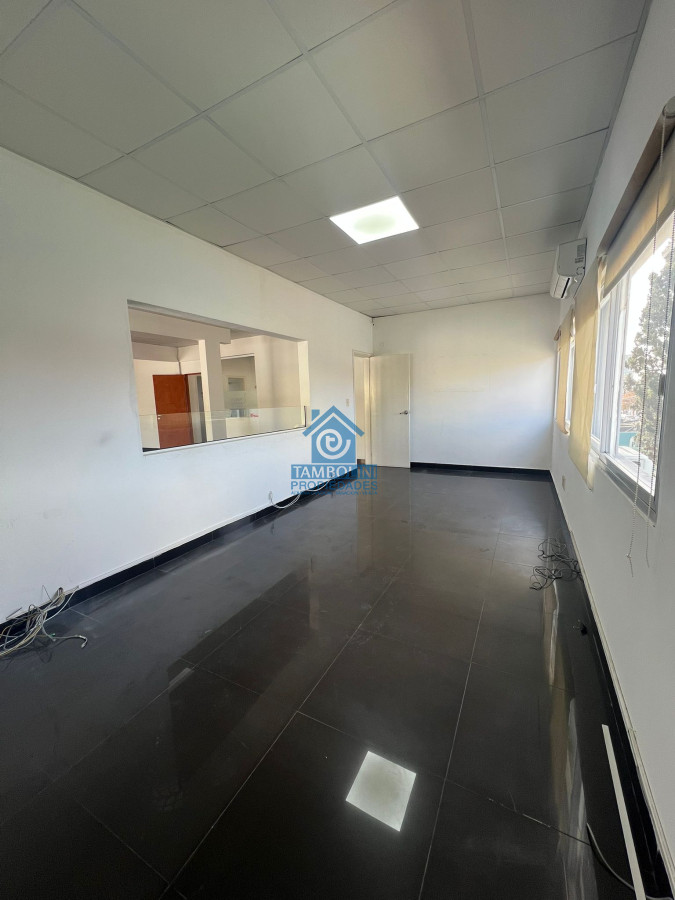 Local Comercial ID.789 - Gran Local en Alquiler Anual en Maldonado